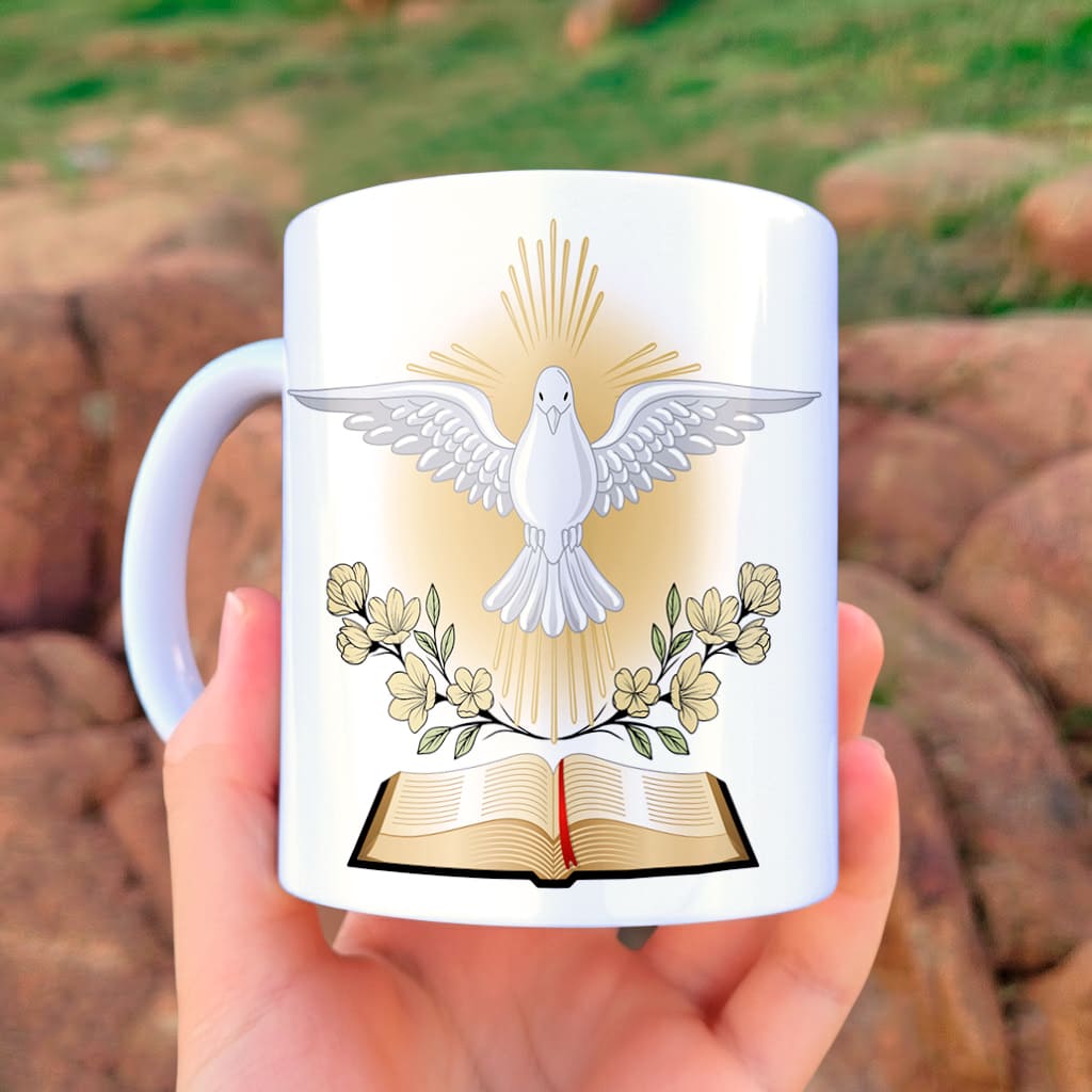Arte para caneca crisma espírito santo com pomba branca, tons dourados elegantes e espaço para nome e data