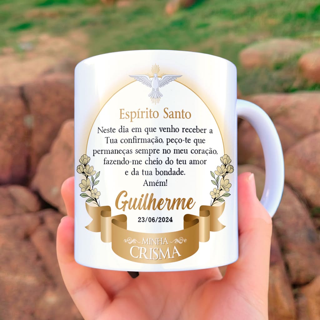 Arte para caneca crisma espírito santo com pomba branca, tons dourados elegantes e espaço para nome e data