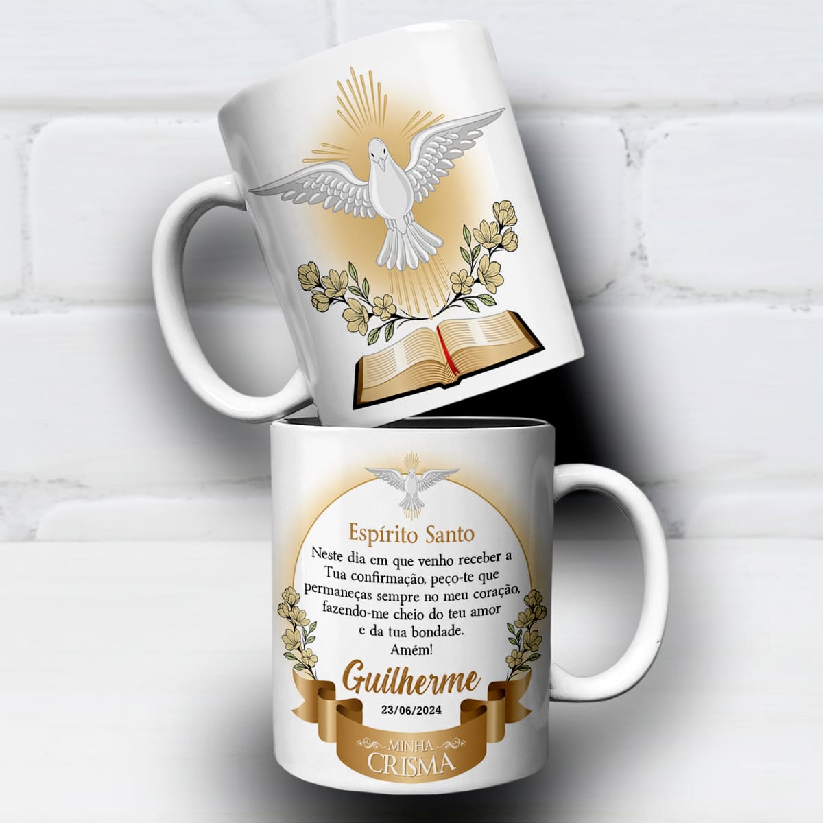 Arte para caneca crisma espírito santo com pomba branca, tons dourados elegantes e espaço para nome e data
