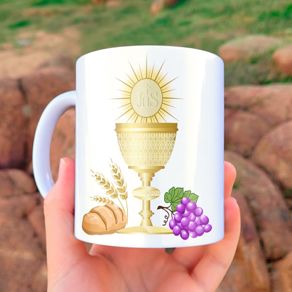 arte para caneca minha primeira eucaristia com cálice dourado, hóstia, raios de luz, trigo, uvas e moldura circular com espaço para nome e data