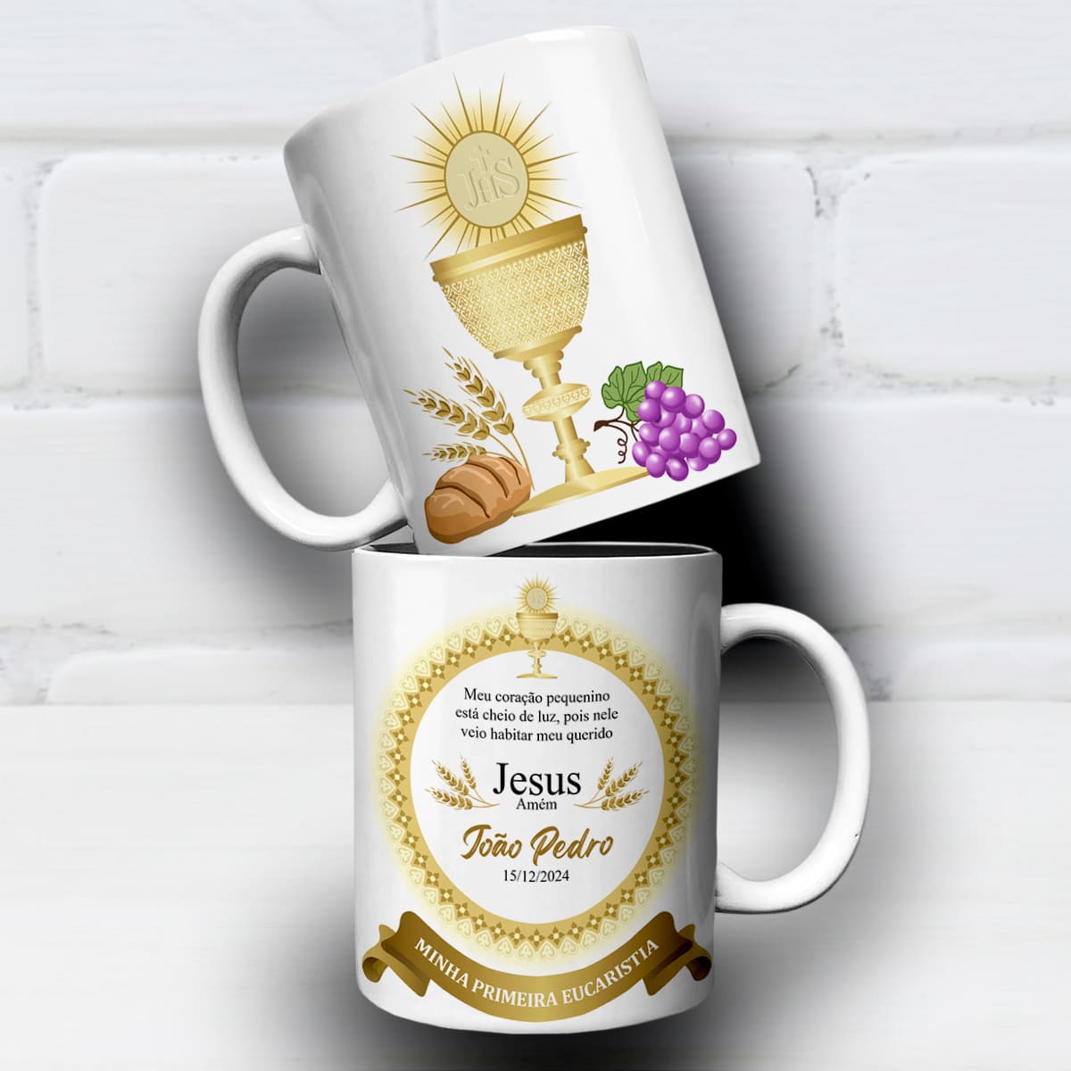 arte para caneca minha primeira eucaristia com cálice dourado, hóstia, raios de luz, trigo, uvas e moldura circular com espaço para nome e data