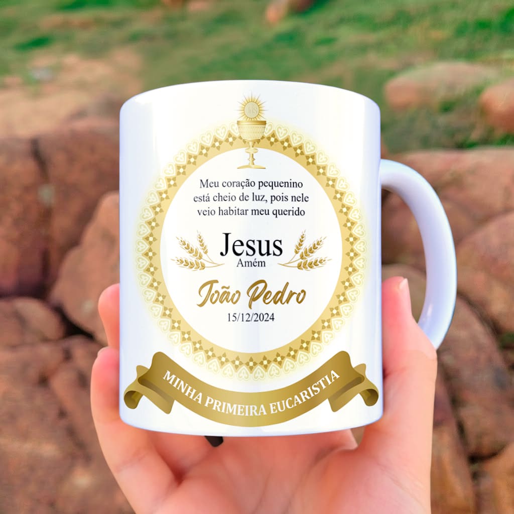 arte para caneca minha primeira eucaristia com cálice dourado, hóstia, raios de luz, trigo, uvas e moldura circular com espaço para nome e data