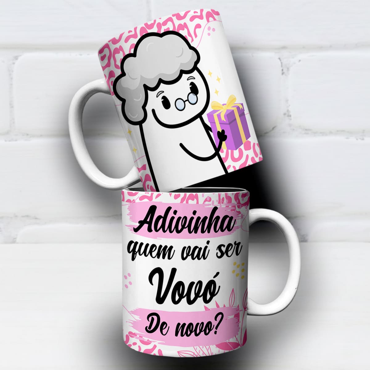 Arte para caneca adivinha quem vai ser vovó de novo com tons de rosa e desenho de vovó segurando presente