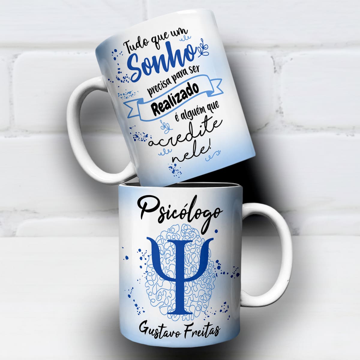 arte digital para caneca psicologia para psicólogo com símbolo da profissão, frase inspiradora, design com elementos delicados em tons de azul e espaço para personalização de nome.