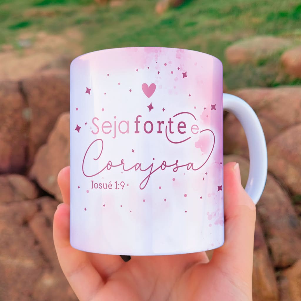 Arte para caneca seja forte e corajosa leão rosa com o versículo seja forte e corajosa