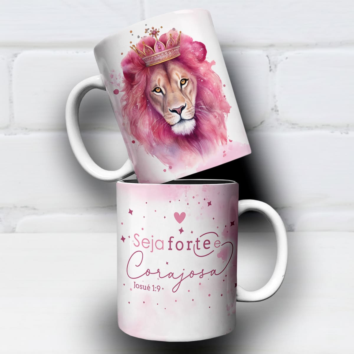 Arte para caneca seja forte e corajosa leão rosa com leoa em tons de rosa e o versículo seja forte e corajos