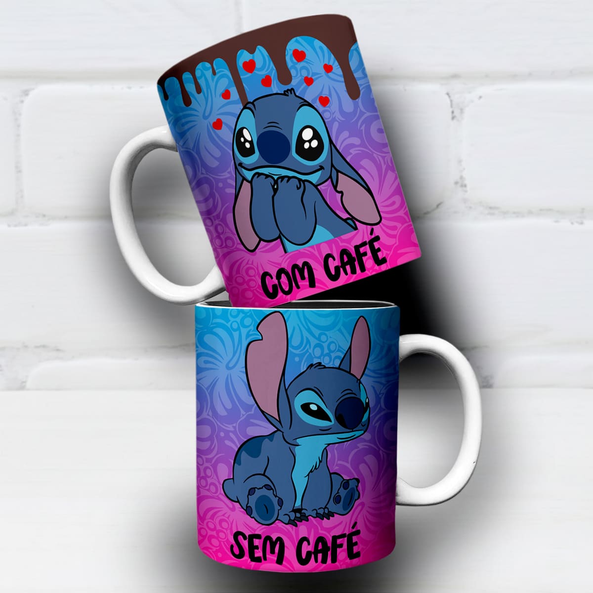Arte digital para caneca Stitch com personagem animado com café e sonolento sem café