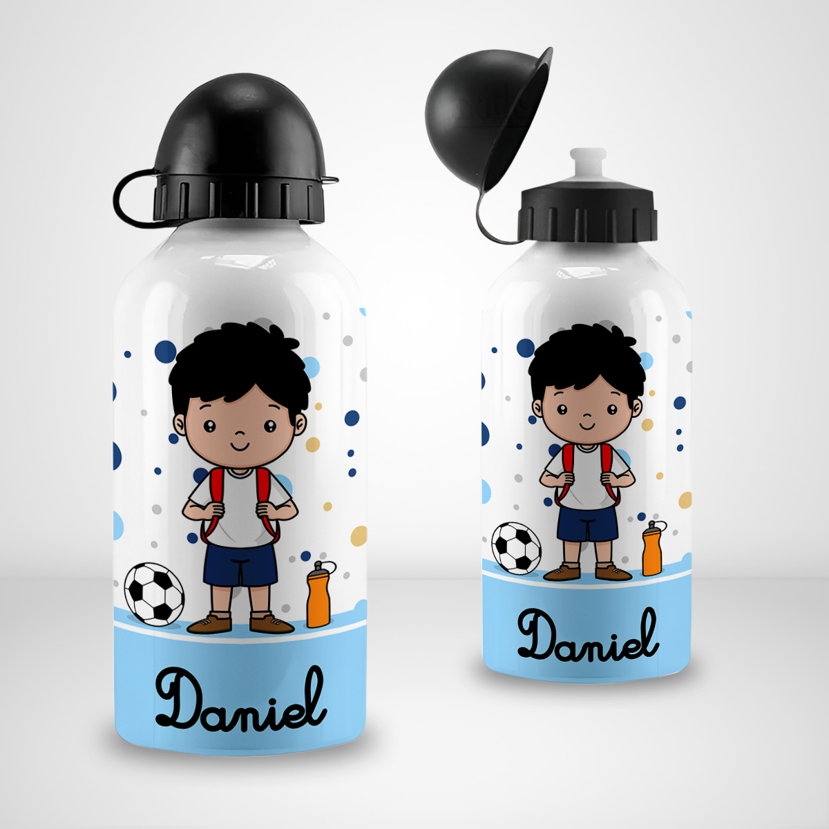 arte digital para squeeze infantil de menino no tema volta às aulas com personagens infantis e nome editável para personalização de squeezes escolares