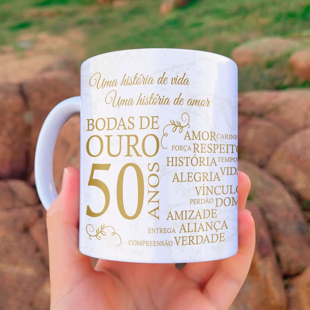 Arte digital para caneca Bodas de Ouro com selo dourado 50 anos e frase Uma história de vida Uma história de amor