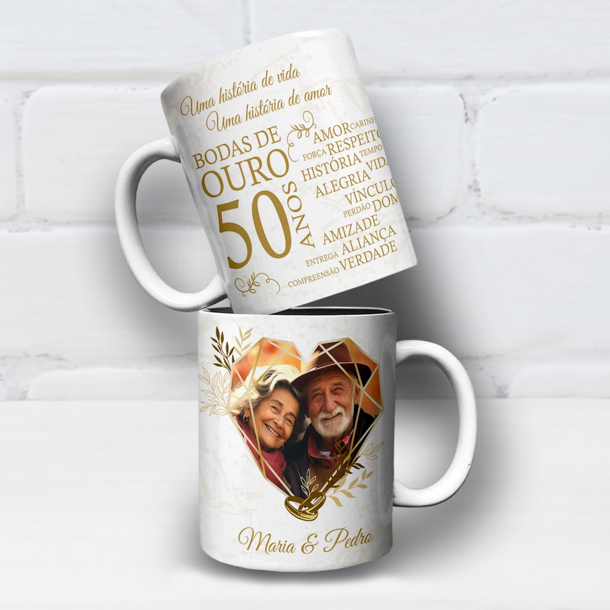Arte digital para caneca Bodas de Ouro com selo dourado 50 anos, frase Uma história de vida e espaço para foto e nomes