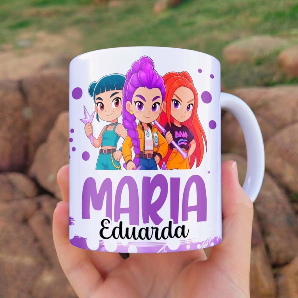 Arte digital para caneca Huntrix Guerreiras do Kpop com cristais mágicos, gatinho azul e nome personalizável