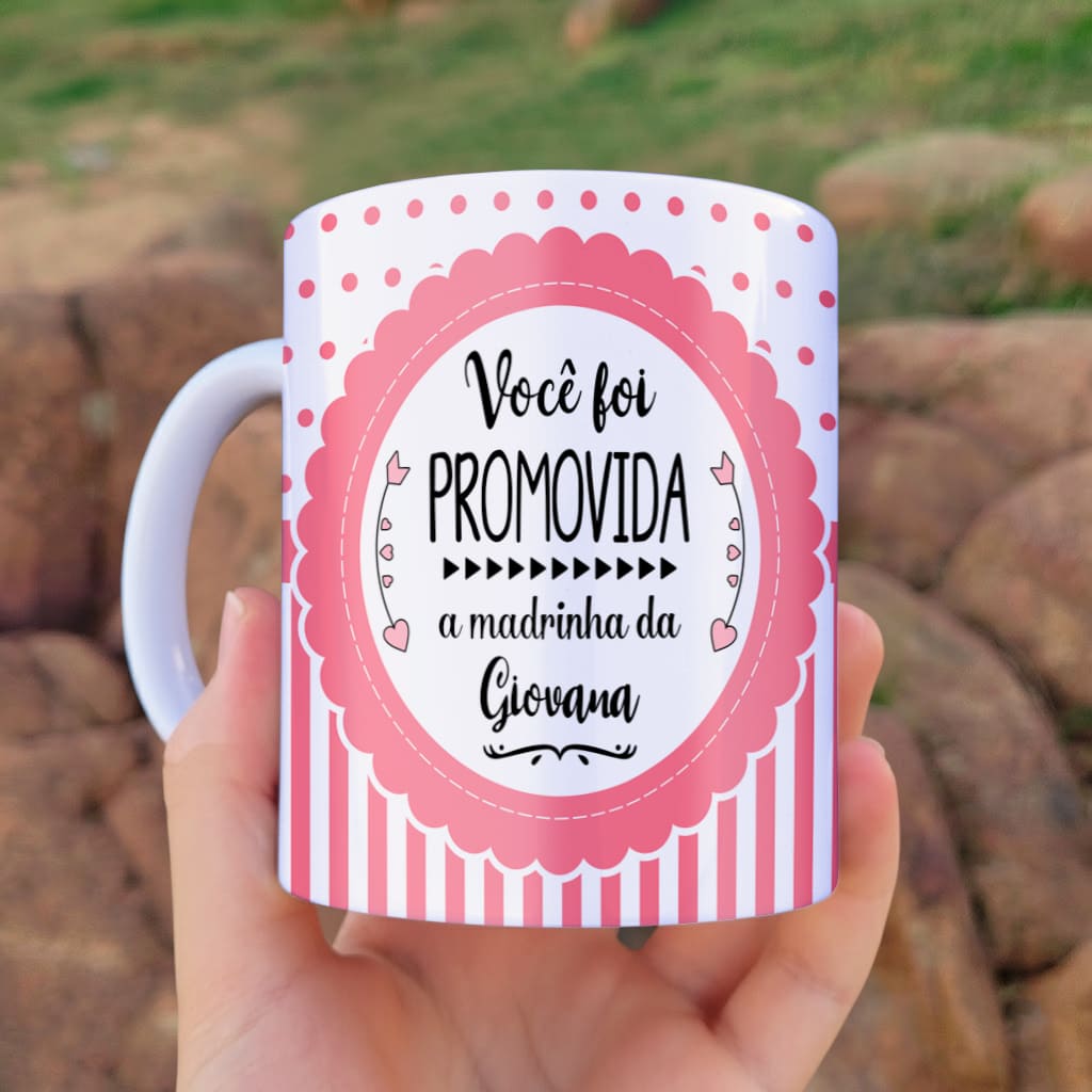 Arte digital para caneca promovida a madrinha em rosa com espaço para nome