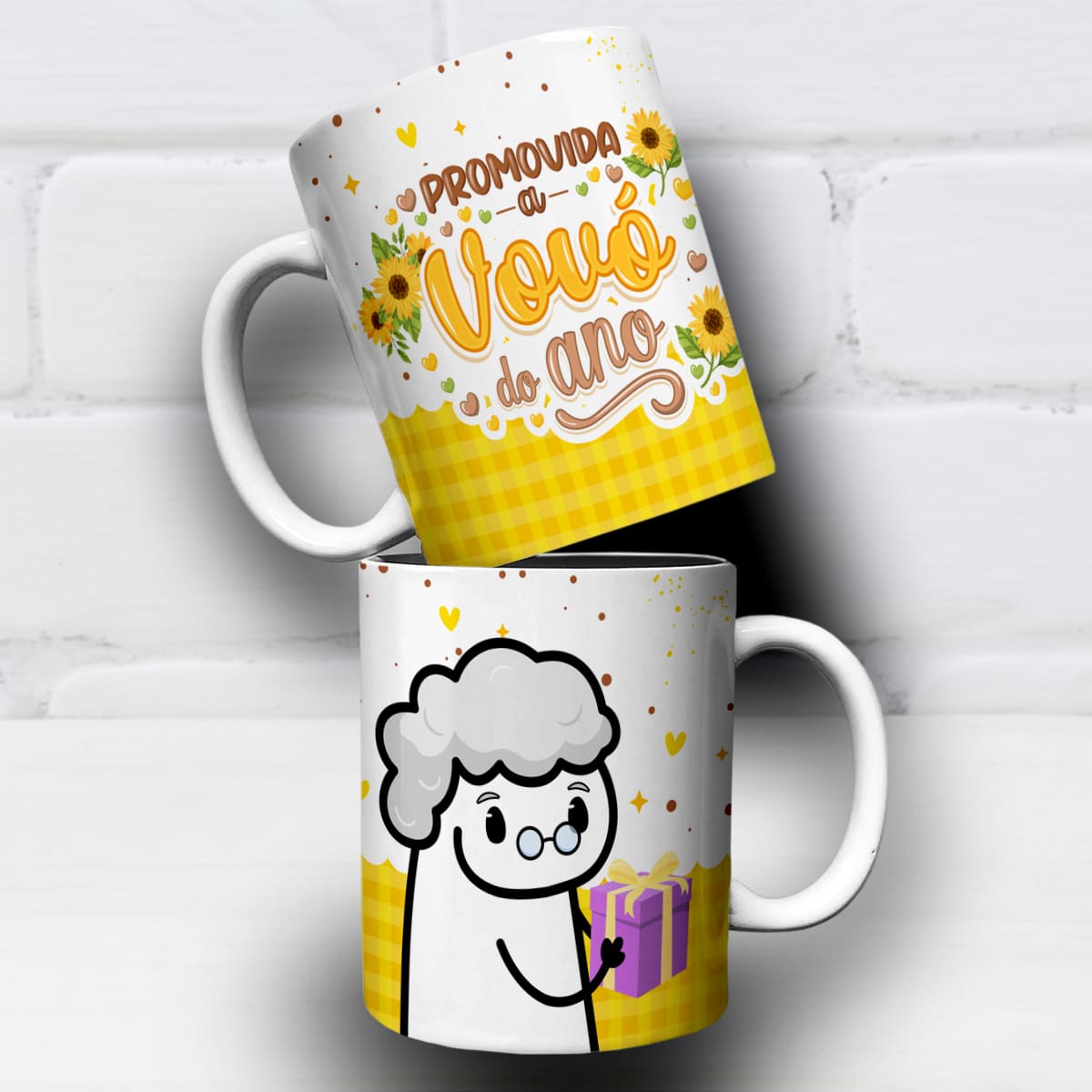 Arte digital para caneca Promovida a Vovó do Ano com girassóis e fundo xadrez para revelação de gravidez