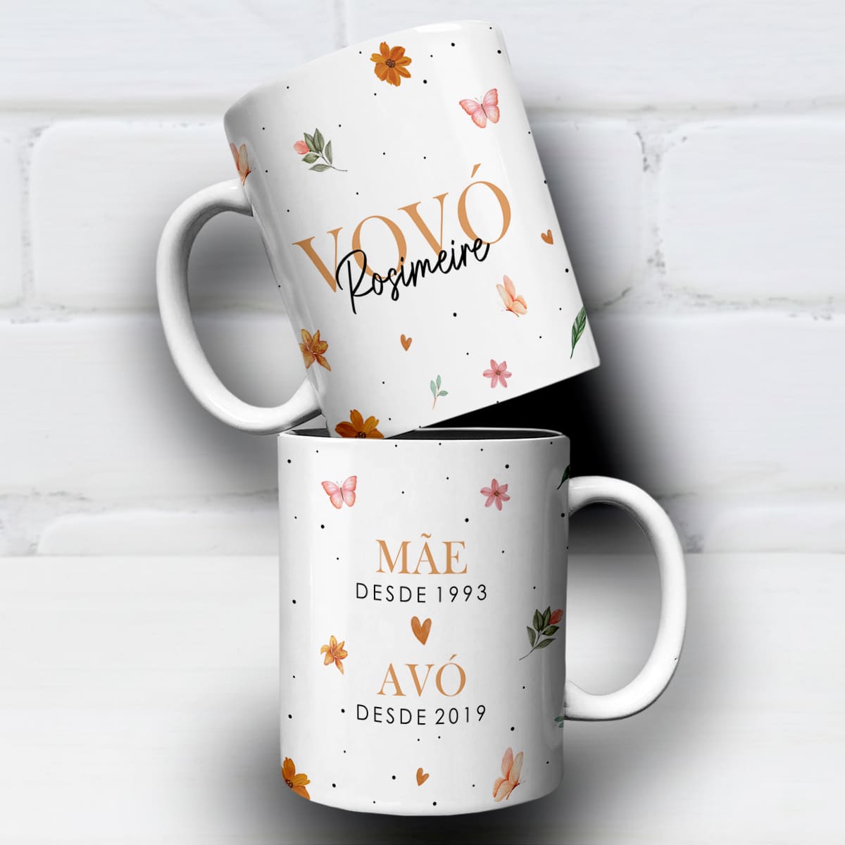 arte para caneca vovó mãe desde e avó desde com flores borboletas fundo claro e textos do nome e dos anos personalizáveis
