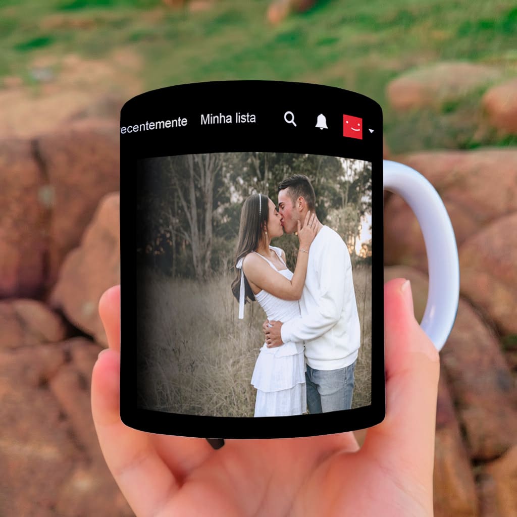 Arte para caneca netflix dia dos namorados com layout da plataforma de séries e filmes, espaços para fotos, nomes do casal e mensagem
