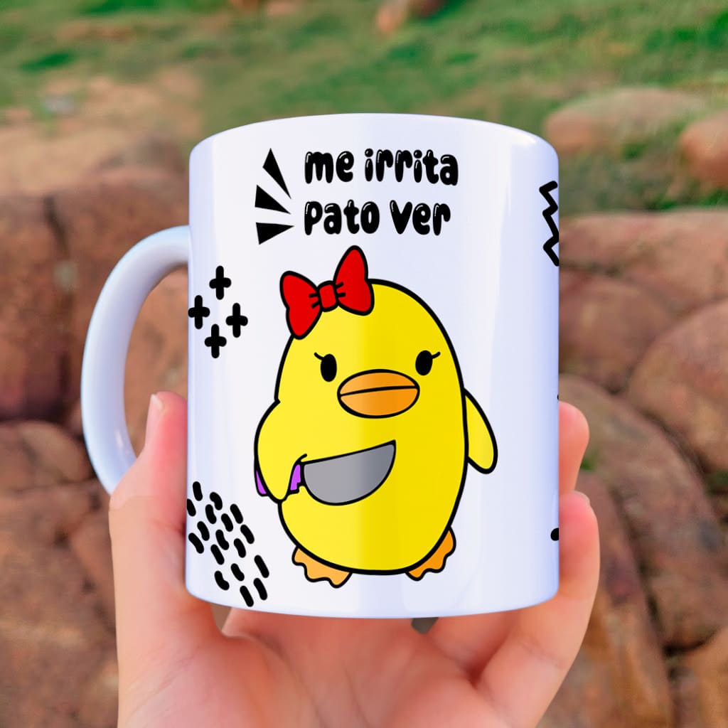 Arte para caneca psicopata com patinho amarelo segurando faca, frase "me irrita pato ver"