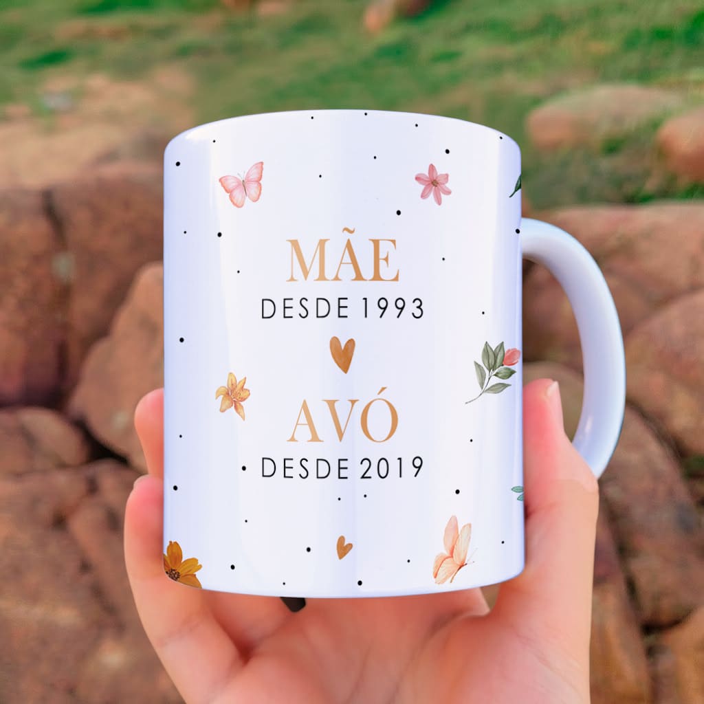 arte para caneca vovó mãe desde e avó desde com flores borboletas fundo claro e textos do nome e dos anos personalizáveis