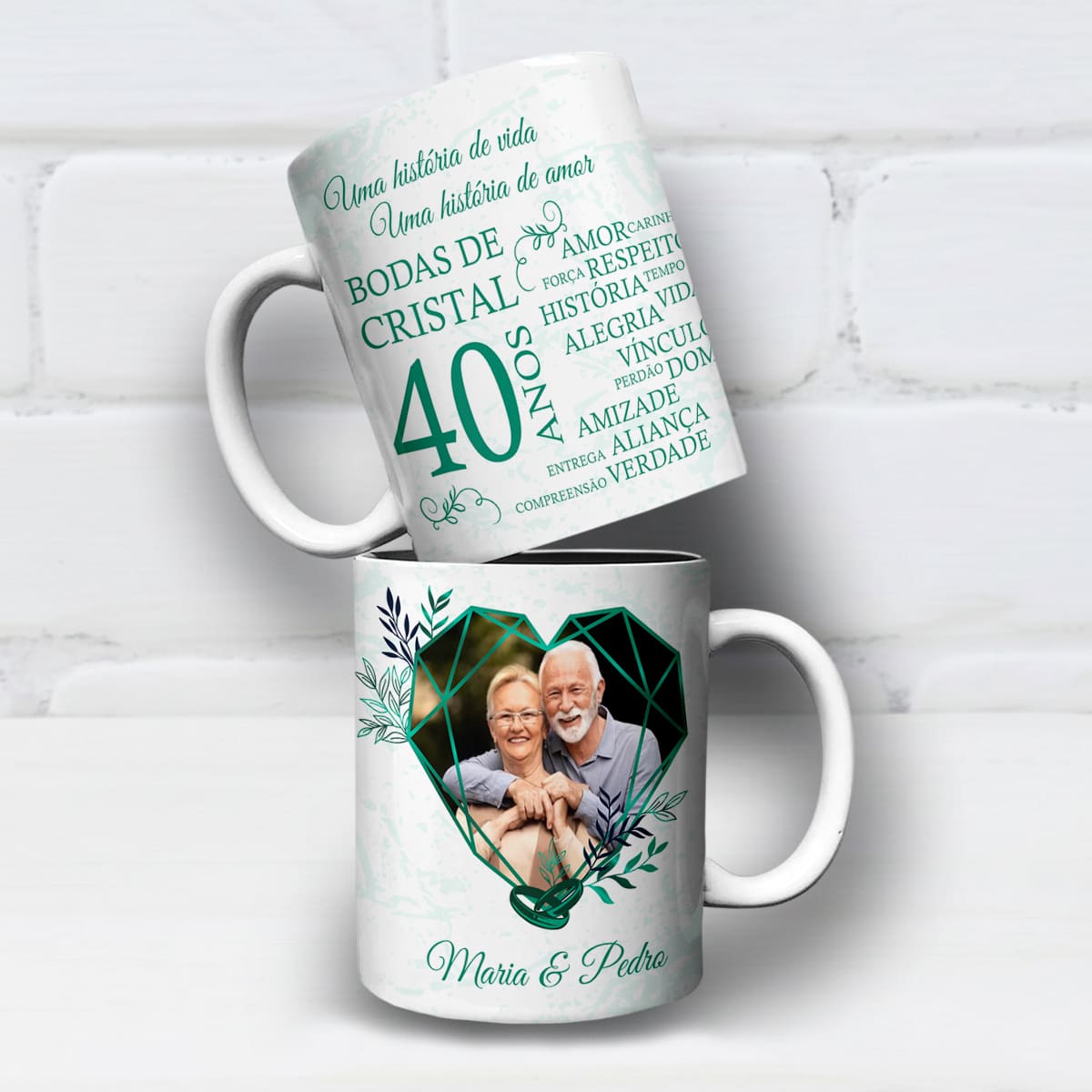 Arte digital para caneca Bodas de Esmeralda 40 anos, com a frase Uma história de vida Uma história de amor e espaço para foto e nomes do casal