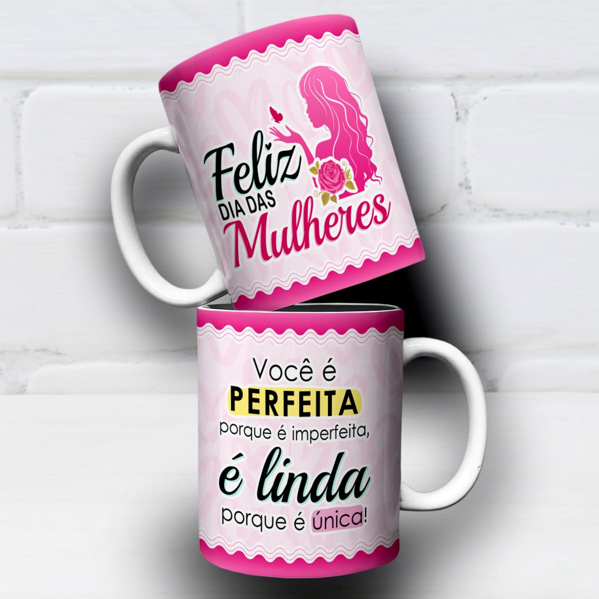Arte digital para caneca Dia das Mulheres com detalhes de renda, tons de rosa e a frase Você é perfeita porque é imperfeita