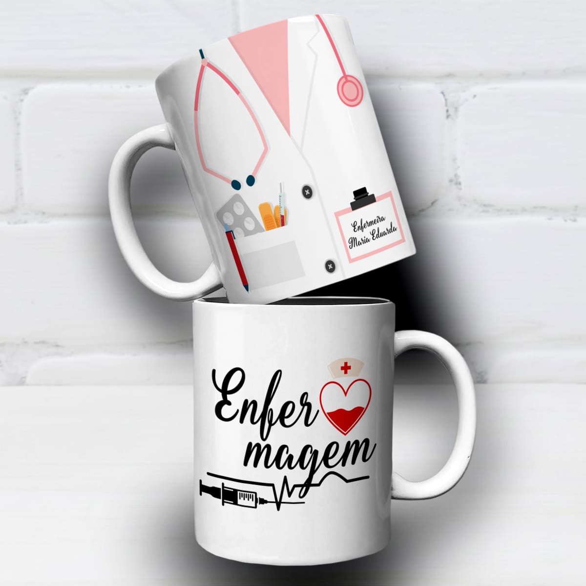 Arte digital para caneca enfermagem para enfermeira com desenho de batimento cardíaco, elementos médicos e espaço no desenho do bolso do jaleco para personalização com nome