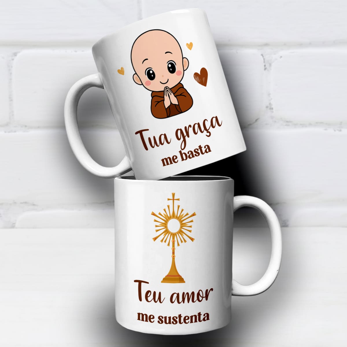 Arte Digital Para Caneca Frei Gilson em oração e Santíssimo dourado com frases Tua graça me basta e Teu amor me sustenta