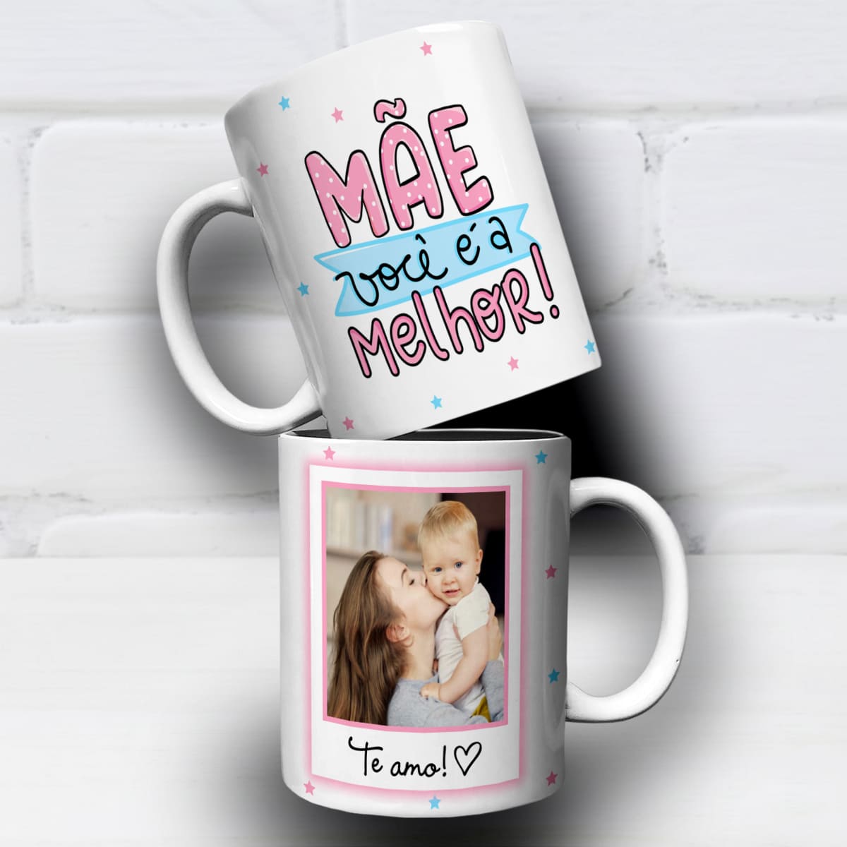 arte para caneca mãe você é a melhor dia das mães com moldura para foto frase em rosa e azul fundo claro com estrelinhas