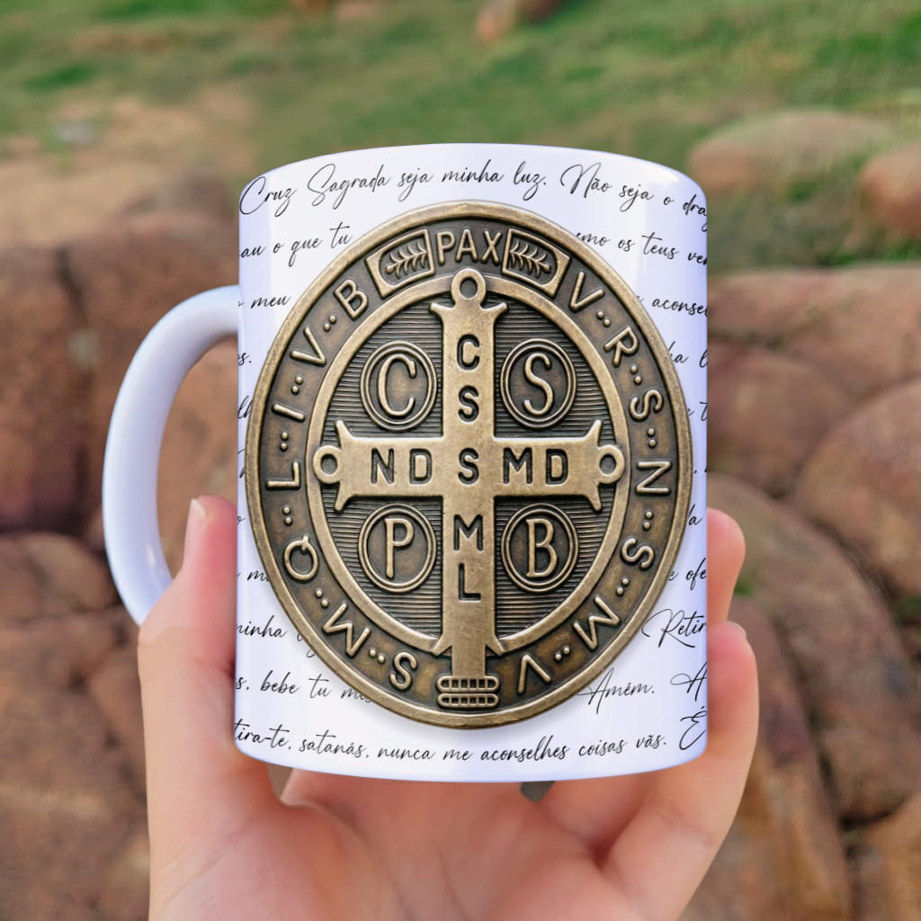 Arte para caneca medalha de são bento oração em dourado, com cruz, santo em pé e oração em escrita contínua ao fundo