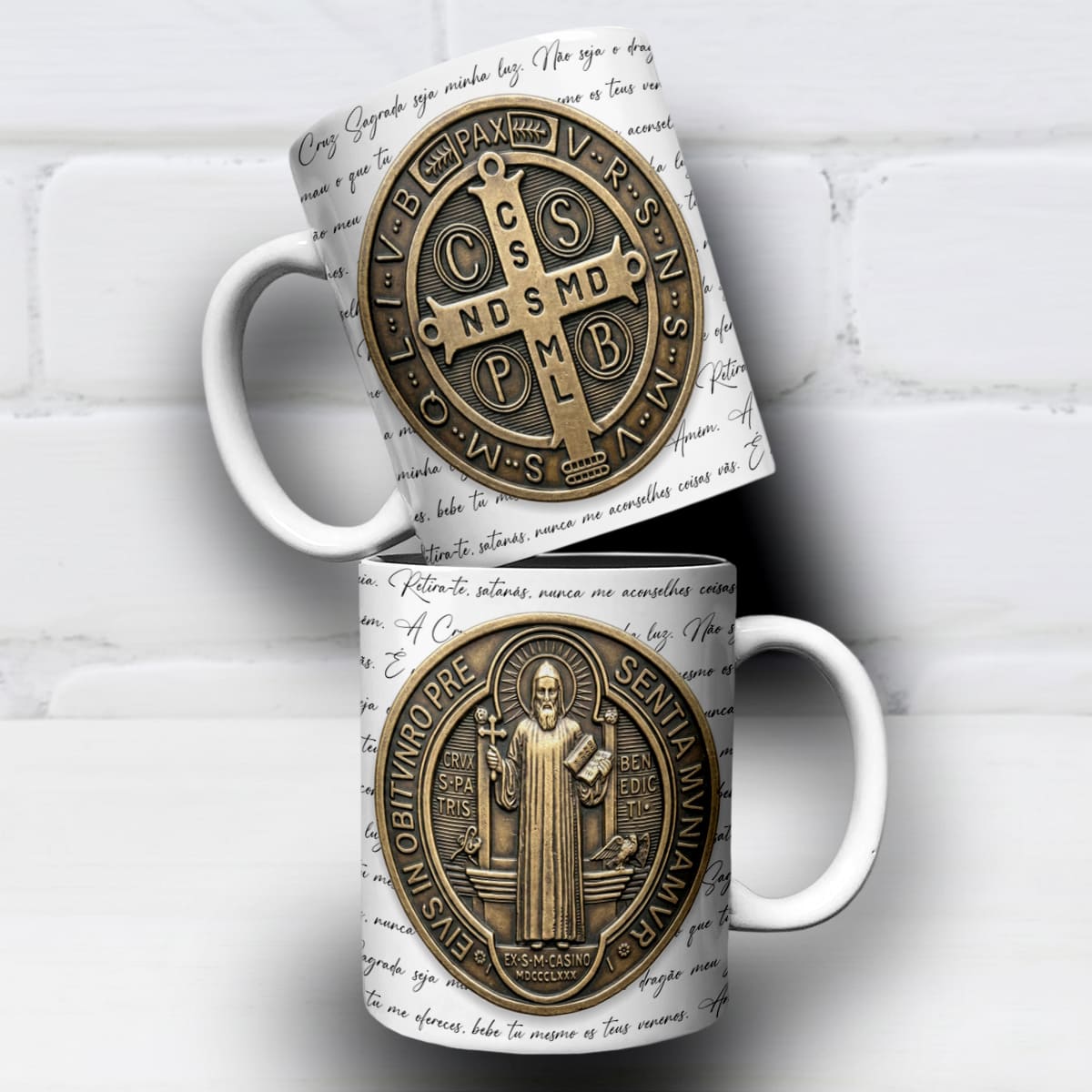 Arte para caneca medalha de são bento oração em dourado, com cruz, santo em pé e oração em escrita contínua ao fundo