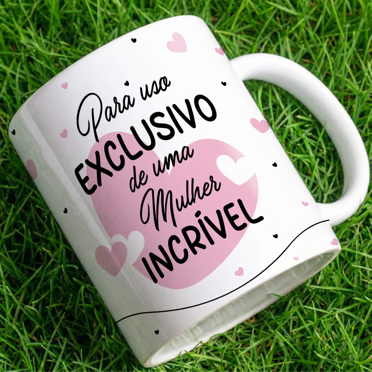 Arte para caneca uso exclusivo de uma mulher incrível com coraçõezinhos rosa e pretos