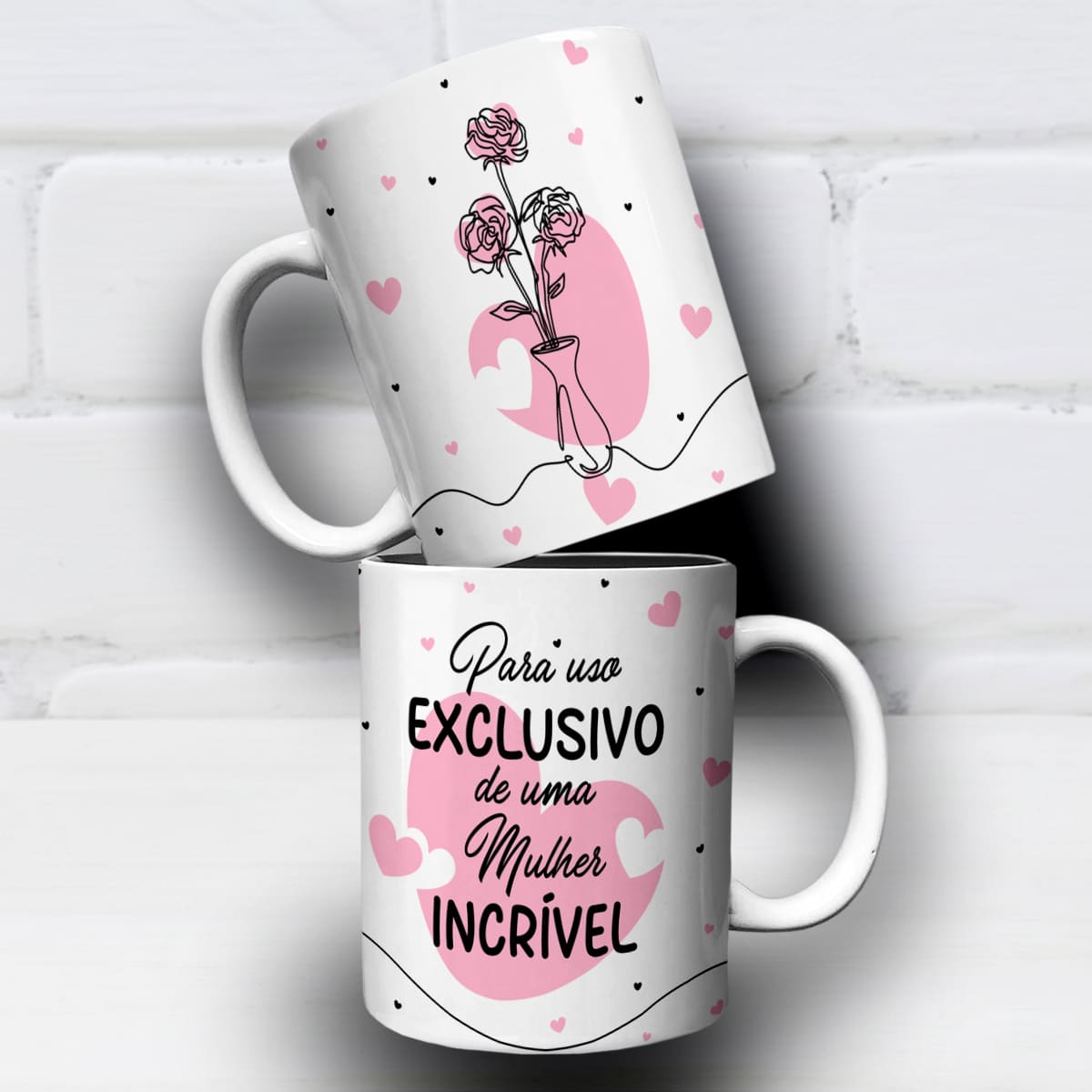 Arte para caneca uso exclusivo de uma mulher incrível com coraçõezinhos rosa e pretos e desenho de flores de traços finos minimalista