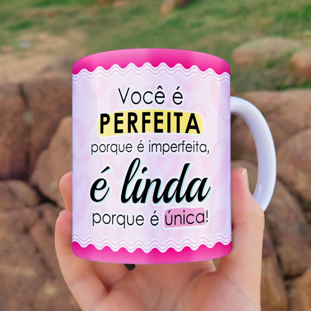 Arte digital para caneca em tons de rosa com a frase Você é perfeita porque é imperfeita, é linda porque é única