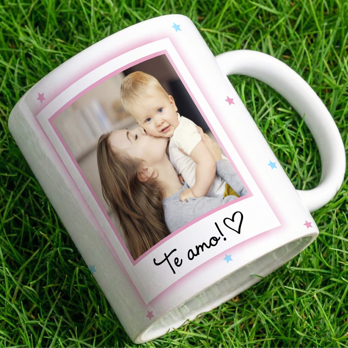 arte para caneca mãe você é a melhor dia das mães com moldura para foto frase em rosa e azul fundo claro com estrelinhas