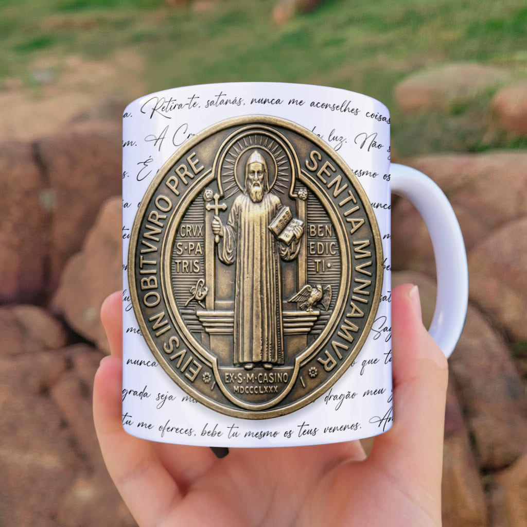 Arte para caneca medalha de são bento oração em dourado, com cruz, santo em pé e oração em escrita contínua ao fundo
