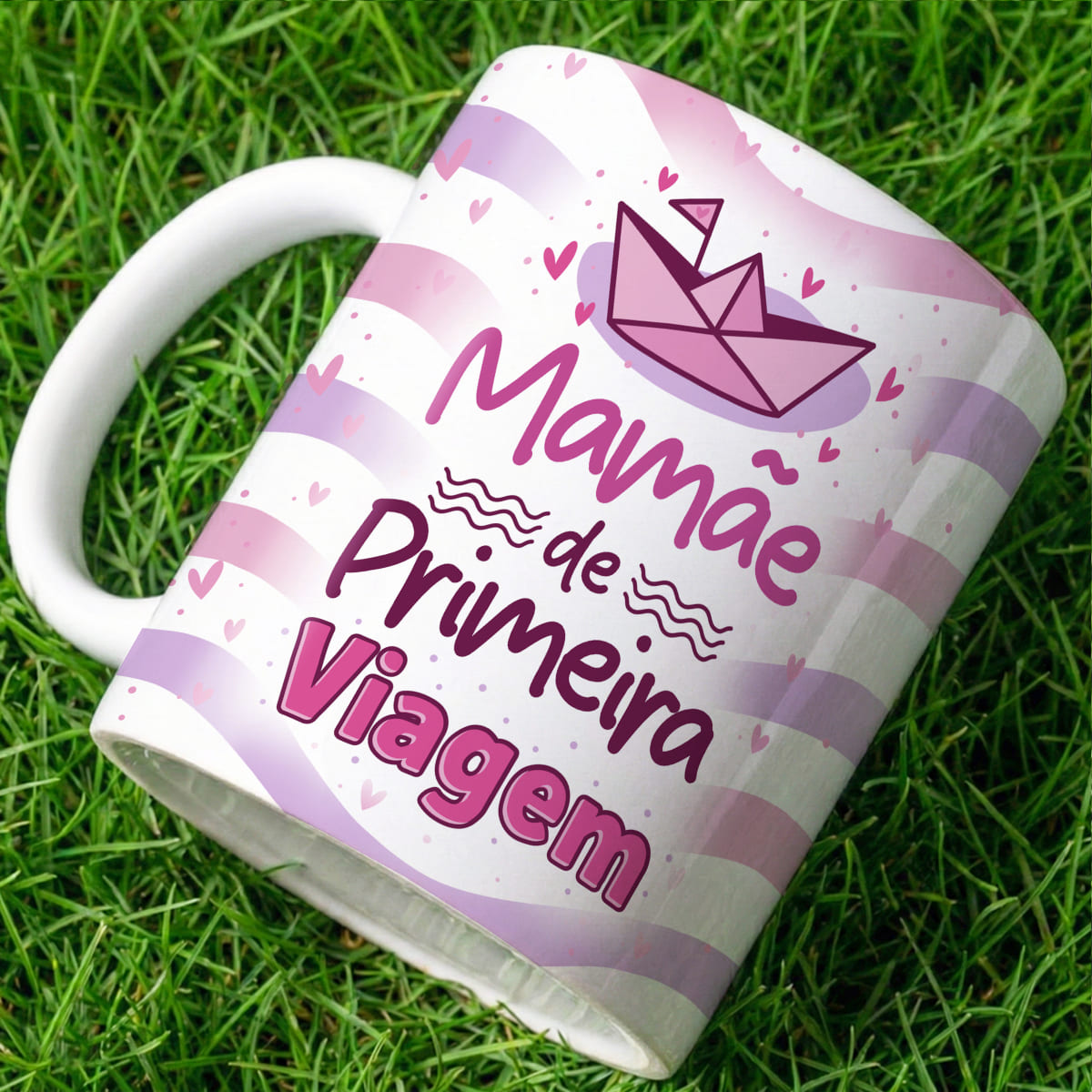 arte para caneca mamãe de primeira viagem com espaço para nomes da mamãe e do bebê, em tons suaves e com uma bonequinha grávida