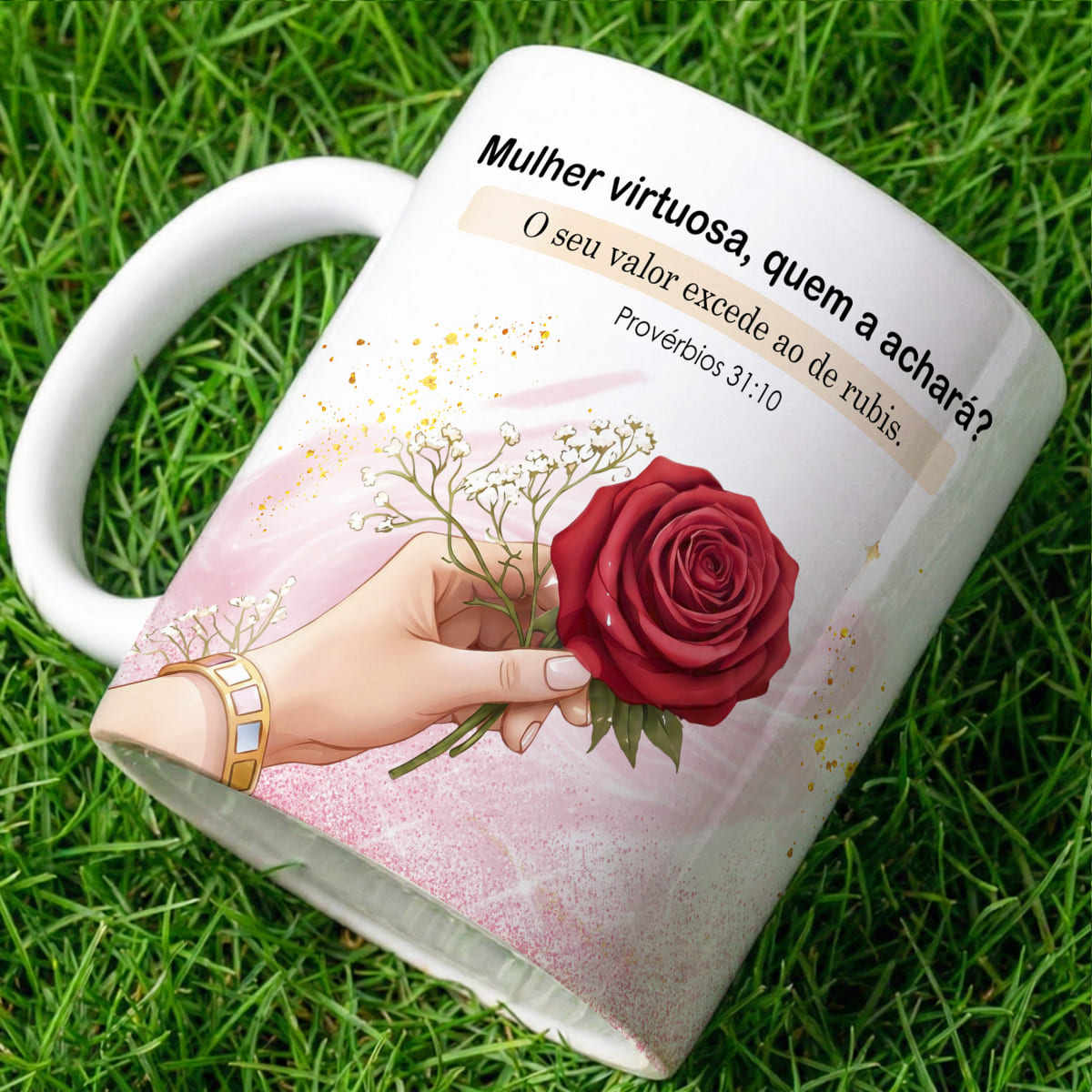 Arte Para Caneca Mulher Virtuosa Quem a Achará, com desenho de mão feminina segurando uma rosa vermelha, fundo tons de rosa e detalhes dourados