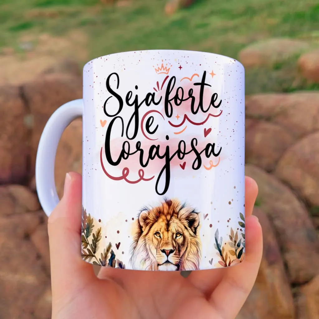 arte para caneca seja forte e corajosa leão de judá com versículo bíblico Josué 1:9, leão, corações e espaço para nome