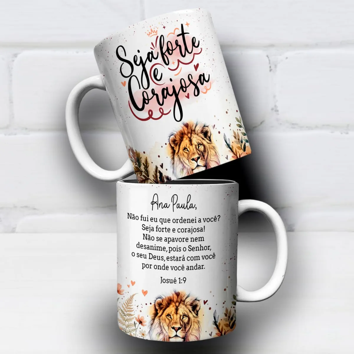 arte para caneca seja forte e corajosa leão de judá com versículo bíblico Josué 1:9, leão, corações e espaço para nome