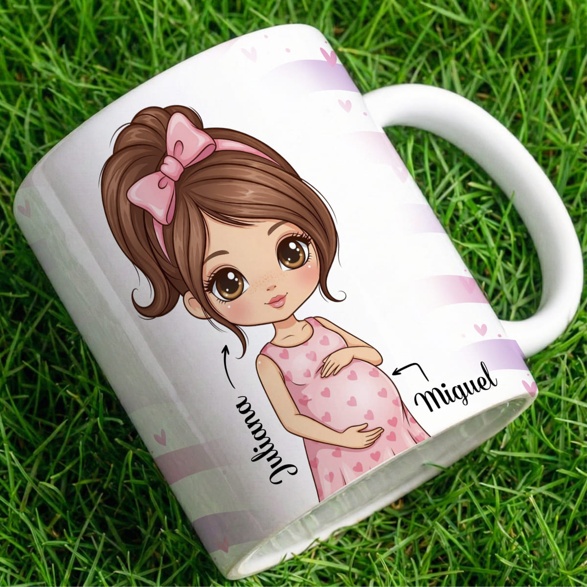 arte para caneca mamãe de primeira viagem com espaço para nomes da mamãe e do bebê, em tons suaves e com uma bonequinha grávida