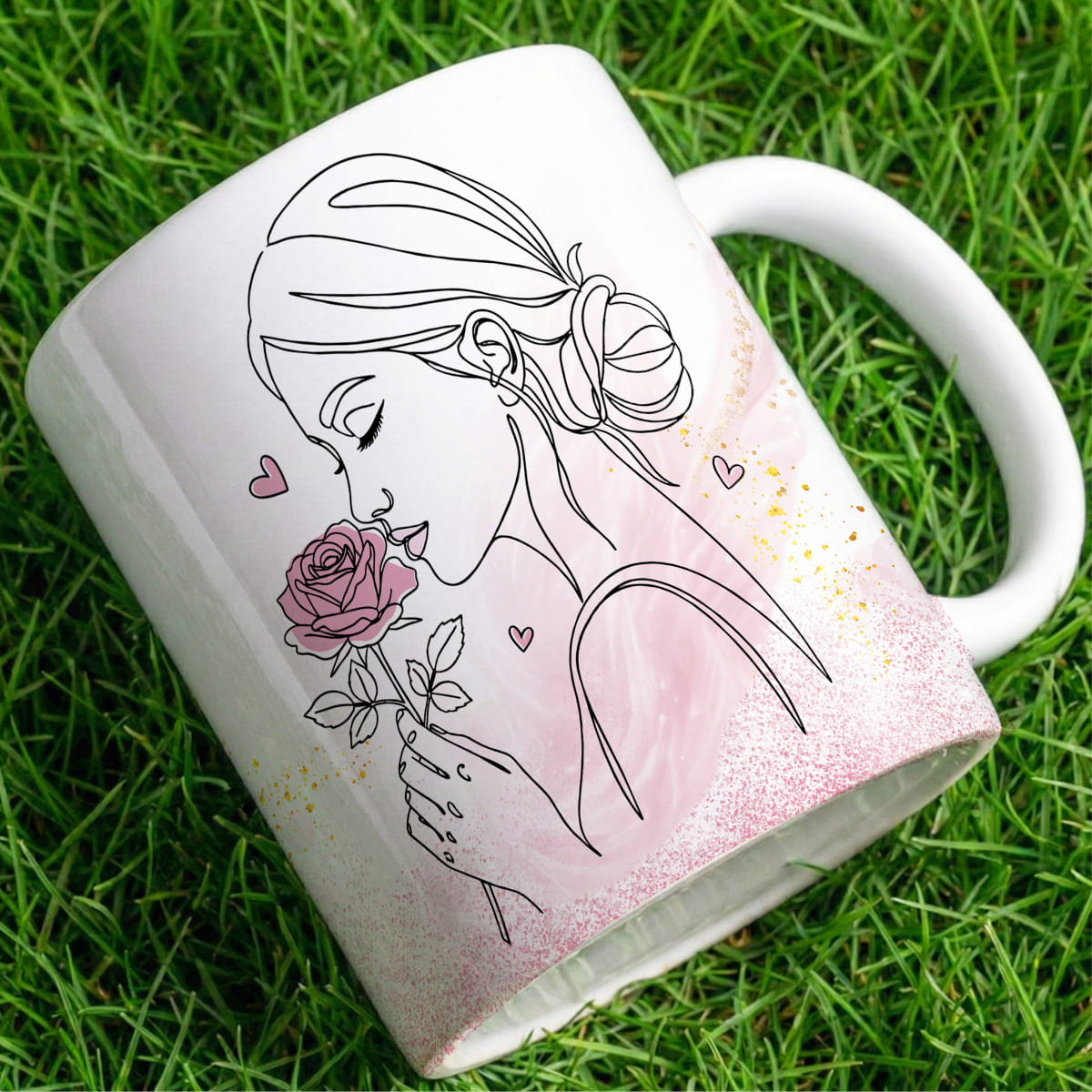 Arte Para Caneca Mulher Virtuosa Quem a Achará, com desenho de mulher em linha contínua, tons de rosa e detalhes dourados