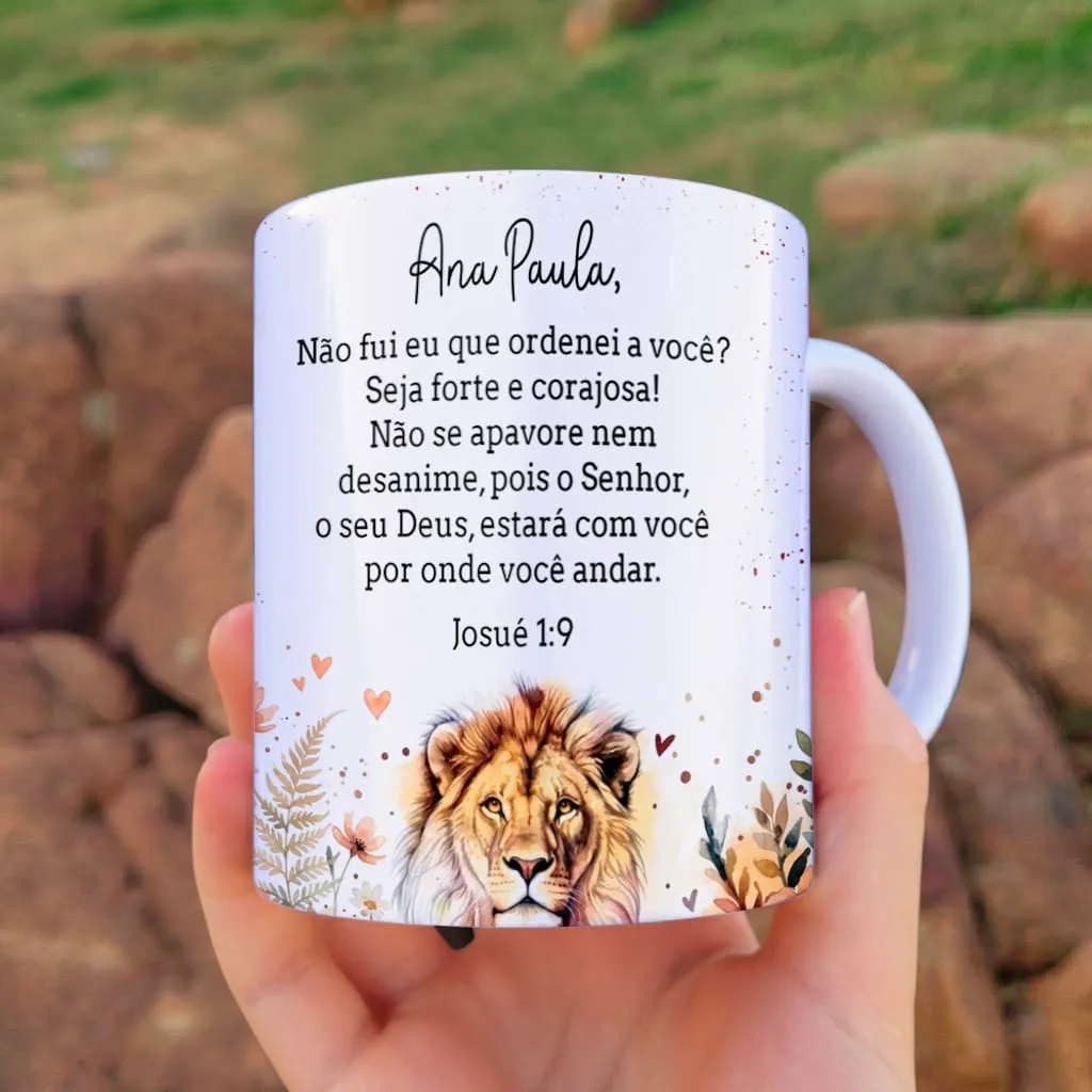 arte para caneca seja forte e corajosa leão de judá com versículo bíblico Josué 1:9, leão, corações e espaço para nome