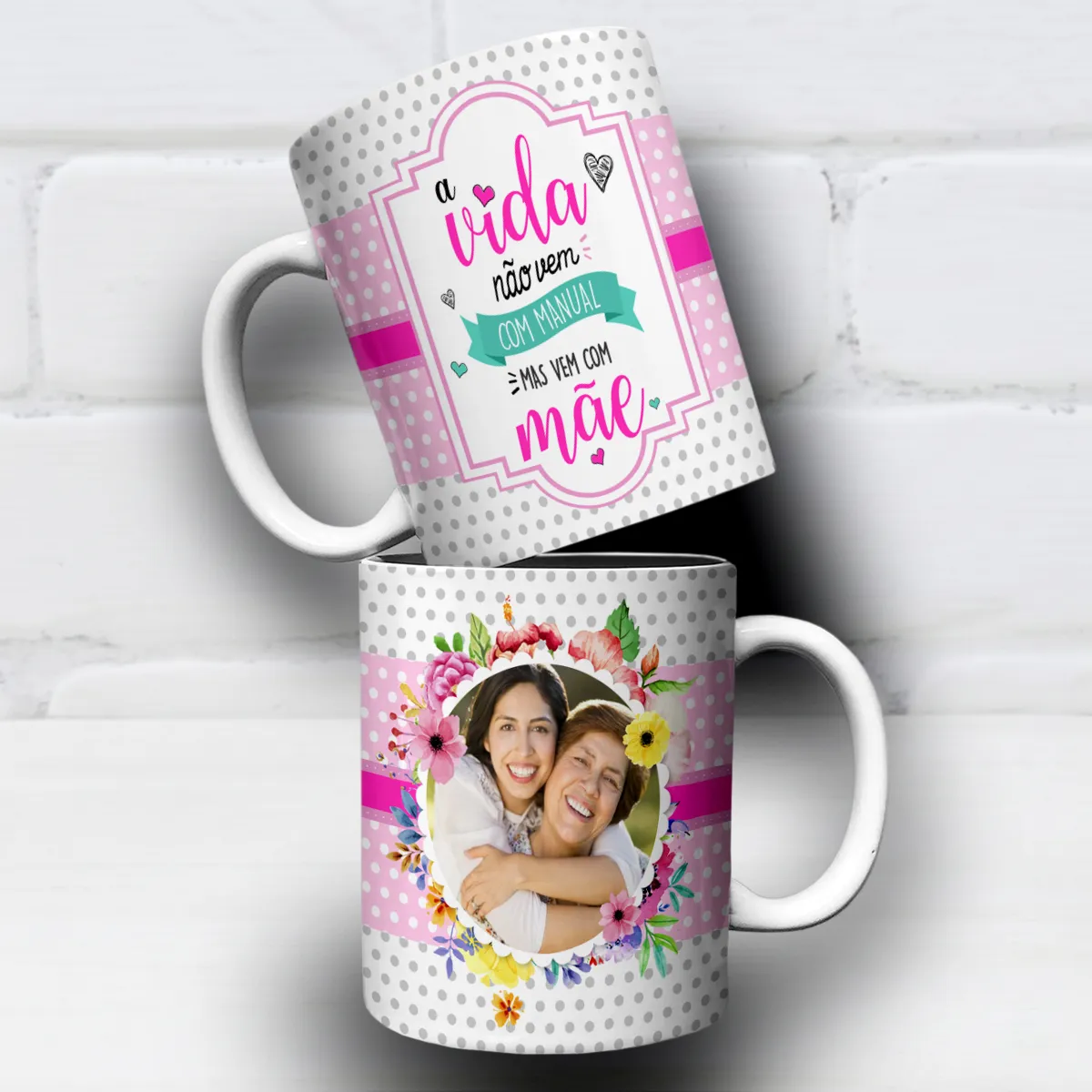 arte para caneca a vida não vem com manual vem com mãe com frase e moldura floral para foto tema dia das mães fundo claro com bolinhas e faixa rosa