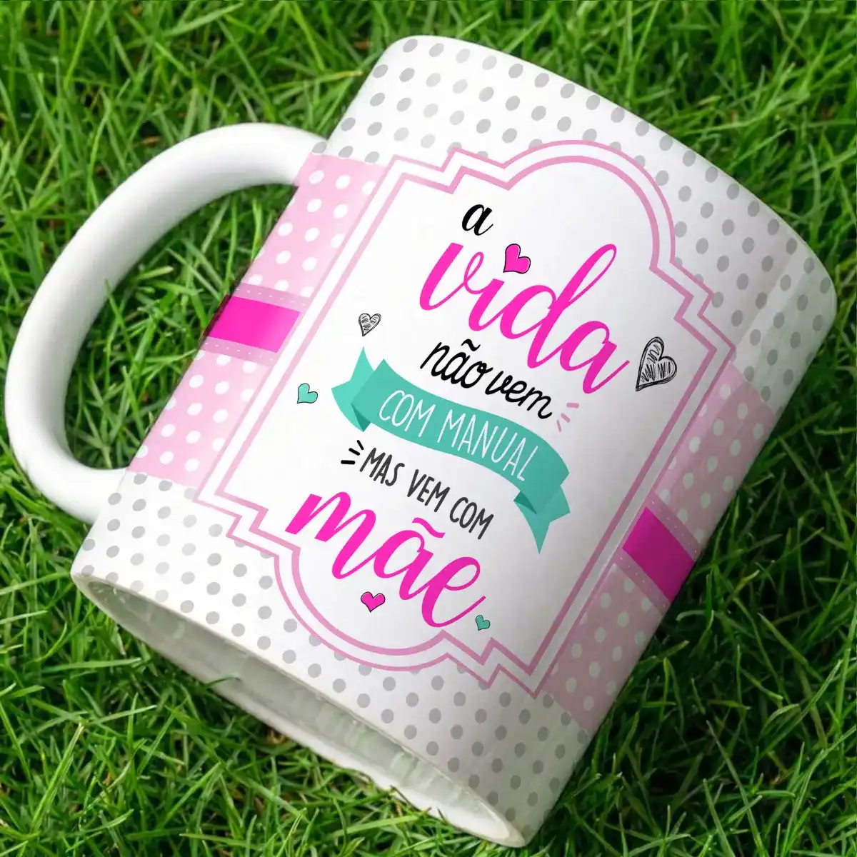 arte para caneca a vida não vem com manual vem com mãe com frase tema dia das mães fundo claro com bolinhas e faixa rosa