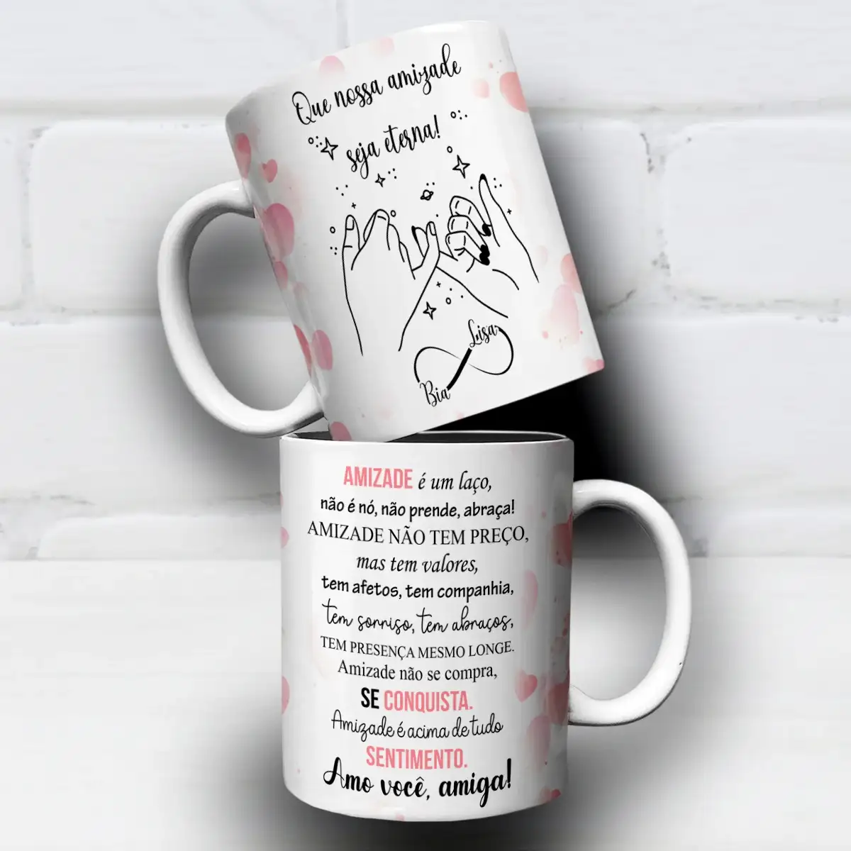 arte para caneca amigas que nossa amizade seja eterna com desenho de mãos jurando amizade, símbolo do infinito, corações e texto sobre amizade