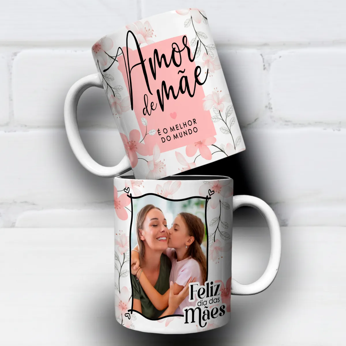 arte para caneca amor de mãe é o melhor do mundo com fundo claro floral, frase em destaque, moldura para inserir foto e mensagem feliz dia das mães