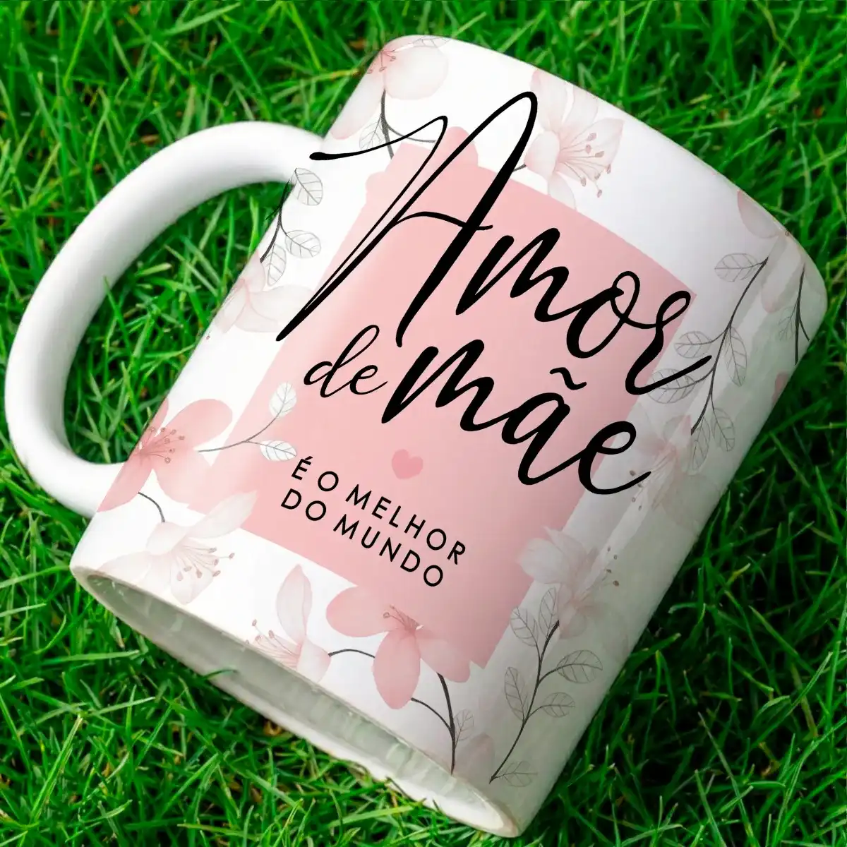 arte para caneca amor de mãe é o melhor do mundo no tema de dia das mães com fundo claro floral e frase em destaque