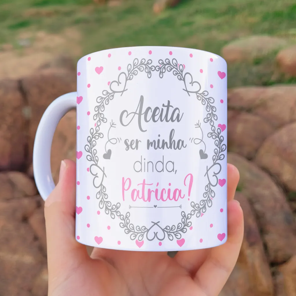 arte para caneca convite dinda com nome e foto editáveis, tons rosados, moldura para foto com corações e espaço para personalizar com nome da madrinha