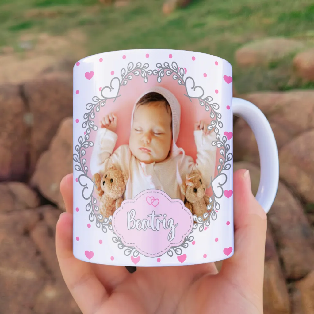 arte para caneca convite dinda com nome e foto editáveis, tons rosados, moldura para foto com corações e espaço para personalizar com nome e foto da criança