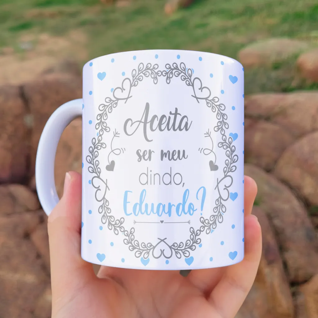 arte para caneca convite dindo com nome e foto editáveis, tons azulados, moldura para foto com corações e espaço para personalizar com nome do padrinho