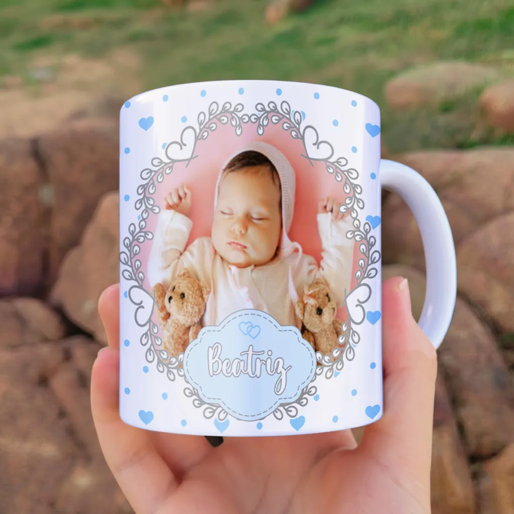 arte para caneca convite dindo com nome e foto editáveis, tons rosados, moldura para foto com corações e espaço para personalizar com nome e foto da criança