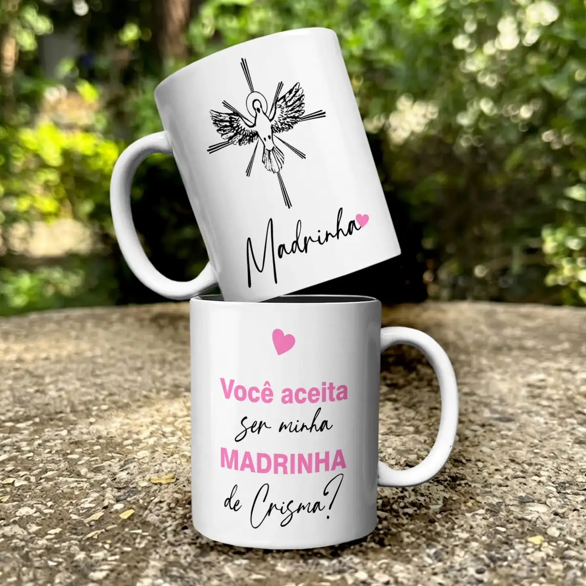 arte para caneca convite madrinha de crisma com pomba do espírito santo, frase de convite e coração rosa